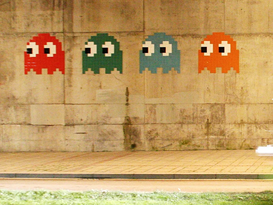 Mosaicos de los fantasmas de Pac-Man en Bilbao, cerca del Museo Guggenheim, obra de Invader.
