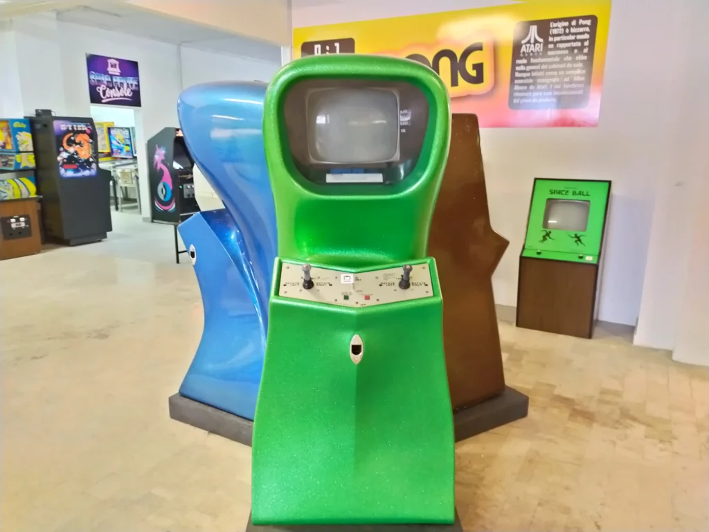 Computer Space (1971), la primera máquina recreativa comercial de Atari.